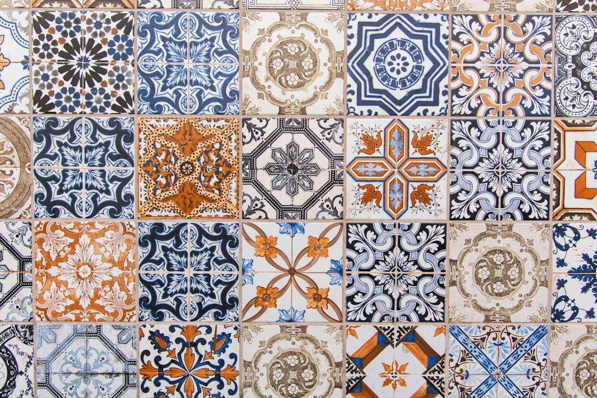 Patterned ceramic tiles